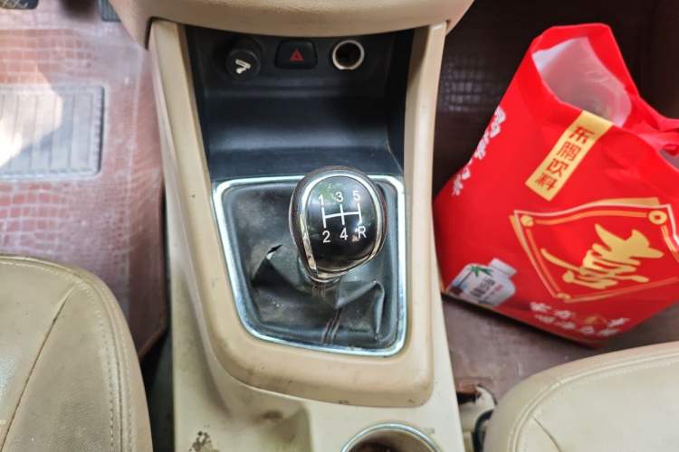 Used Baojun 730 2014 1.5L manual Comfort version 7 seats Gear Lever