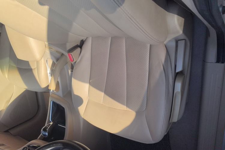 Used Baojun 730 2014 1.5L manual Comfort version 7 seats Interior 1