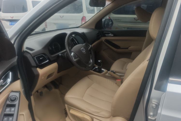 Used Baojun 730 2014 1.5L manual luxury trim 7 seats Interior 1