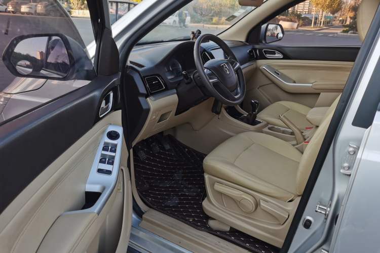 Used Baojun 730 2014 1.5L manual standard trim 7 seats Interior 1