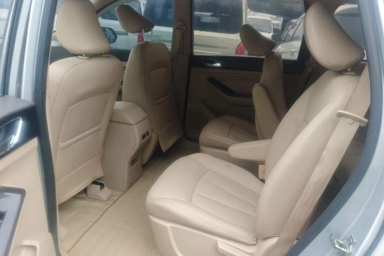 Used Baojun 730 2014 1.5L manual luxury trim 7 seats Interior 2