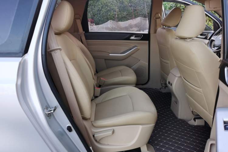 Used Baojun 730 2014 1.5L manual standard trim 7 seats Interior 2