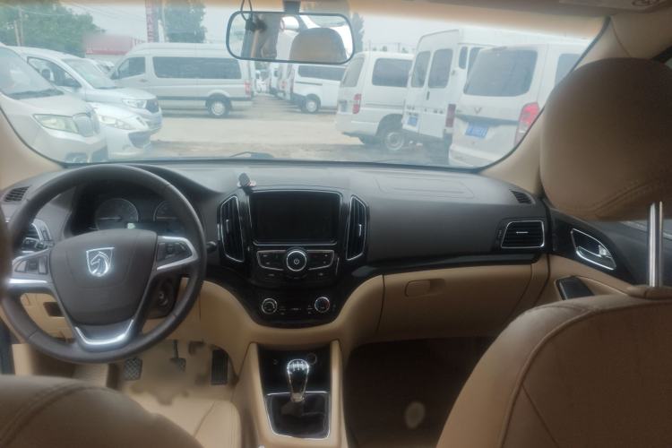 Used Baojun 730 2014 1.5L manual luxury trim 7 seats Interior 3