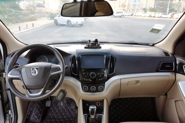 Used Baojun 730 2014 1.5L manual standard trim 7 seats Interior 3