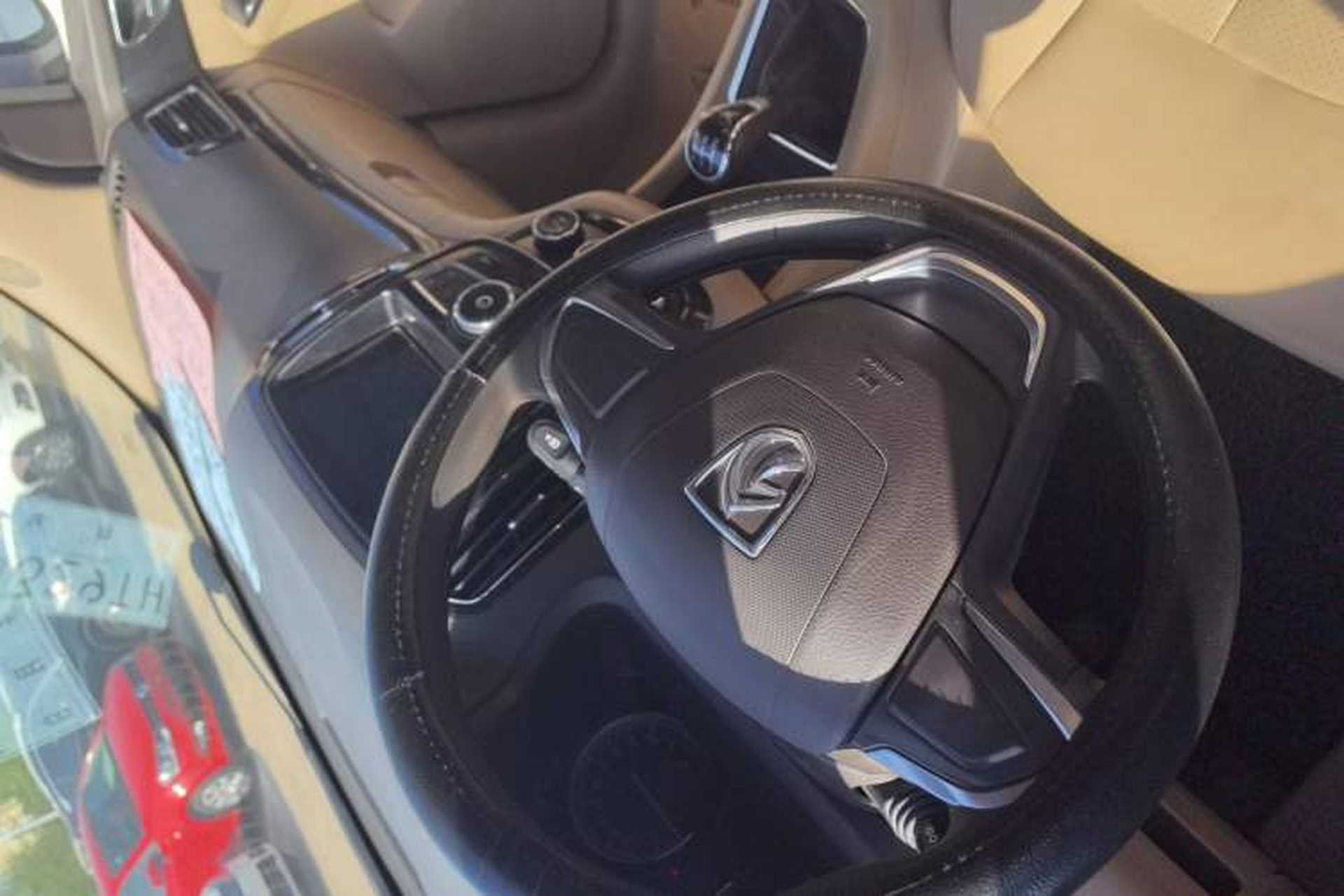 Used Baojun 730 2014 1.5L manual Comfort version 7 seats Interior 4