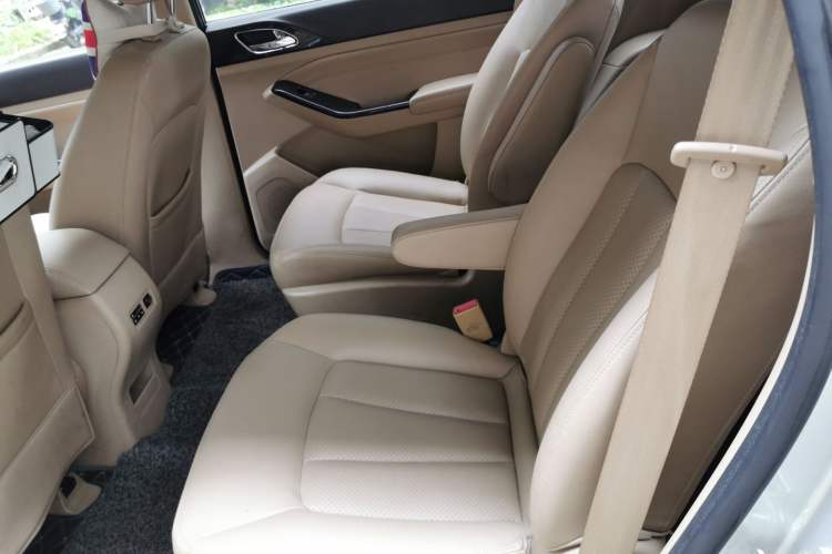 Used Baojun 730 2014 1.5L manual Comfort version 7 seats Left Rear Seat