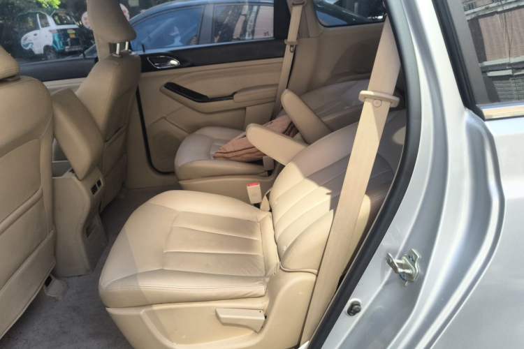 Used Baojun 730 2014 1.5L manual luxury trim 7 seats Left Rear Seat