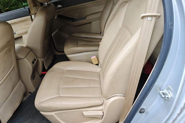 Used Baojun 730 2014 1.5L manual Comfort version 7 seats Left Rear Seat