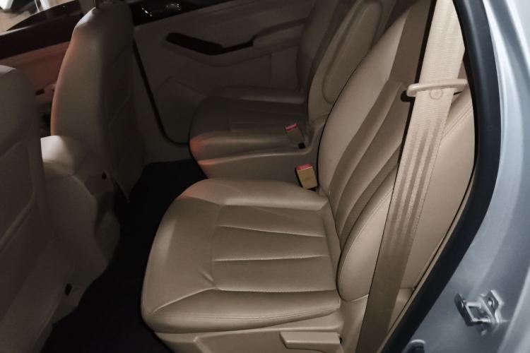 Used Baojun 730 2014 1.5L manual Comfort version 7 seats Left Rear Seat