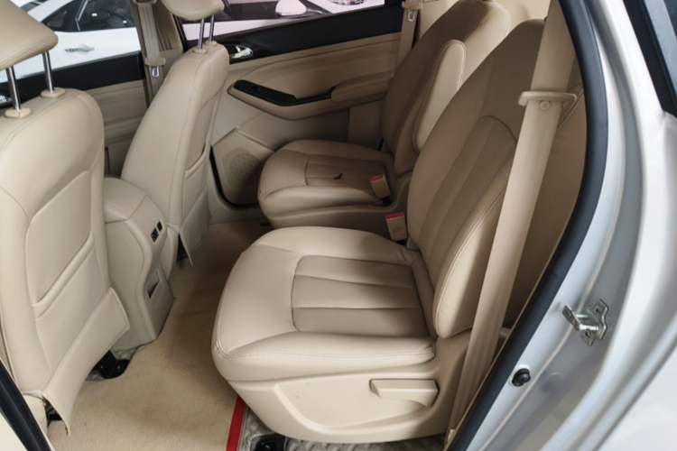 Used Baojun 730 2014 1.5L manual Comfort ESP version 7 seats Left Rear Seat