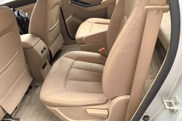 Used Baojun 730 2014 1.5L manual Comfort ESP version 7 seats Left Rear Seat