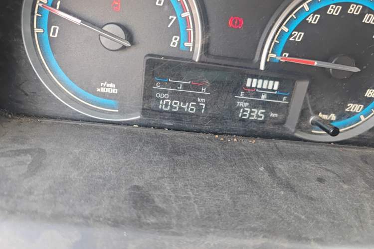 Used Baojun 730 2014 1.5L manual standard trim 7 seats Odometer Close Up