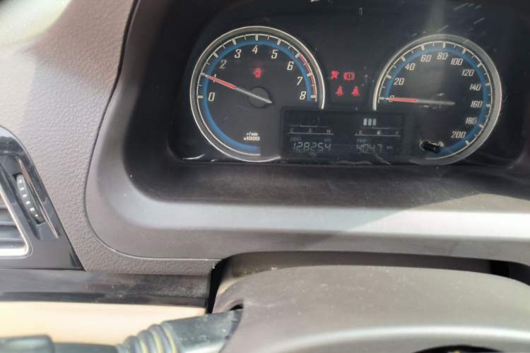 Used Baojun 730 2014 1.5L manual Comfort version 7 seats Odometer Close Up