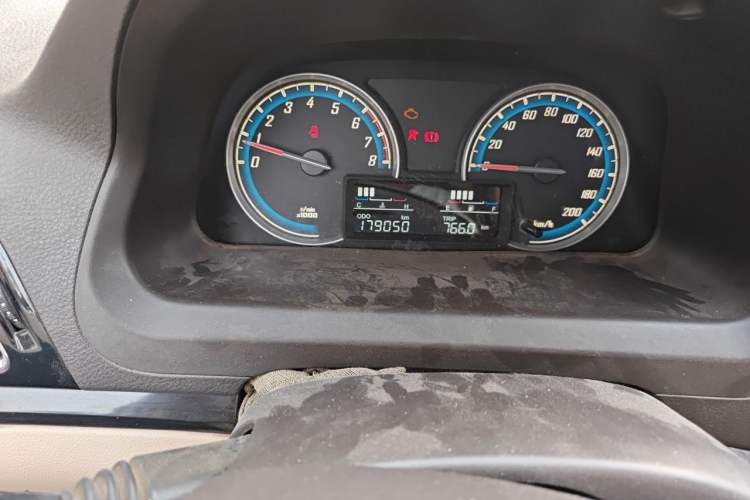 Used Baojun 730 2014 1.5L manual luxury trim 7 seats Odometer Close Up