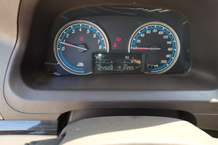 Used Baojun 730 2014 1.5L manual luxury trim 7 seats Odometer Close Up
