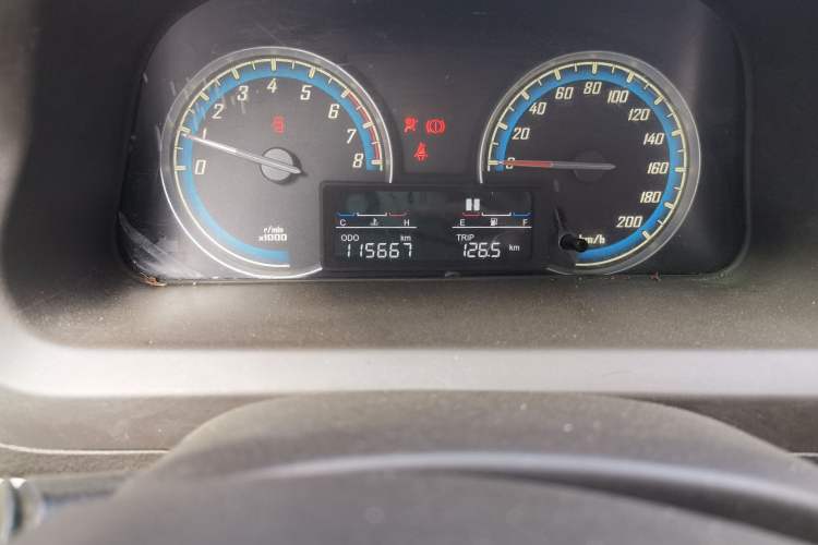 Used Baojun 730 2014 1.5L manual standard trim 7 seats Odometer Close Up