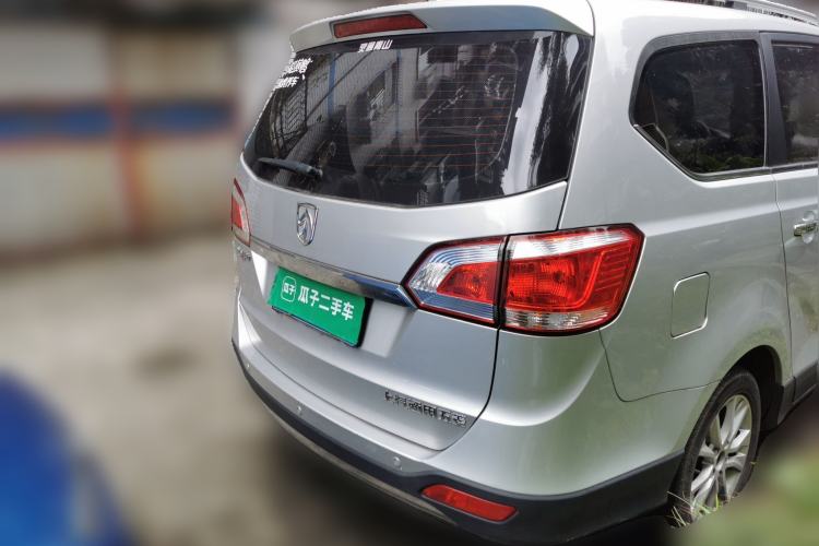 Used Baojun 730 2014 1.5L manual Comfort version 7 seats Rear