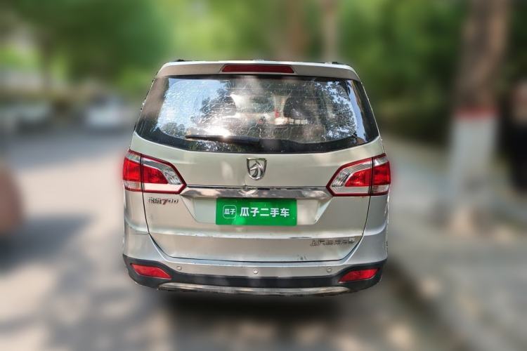 Used Baojun 730 2014 1.5L manual Comfort version 7 seats Rear