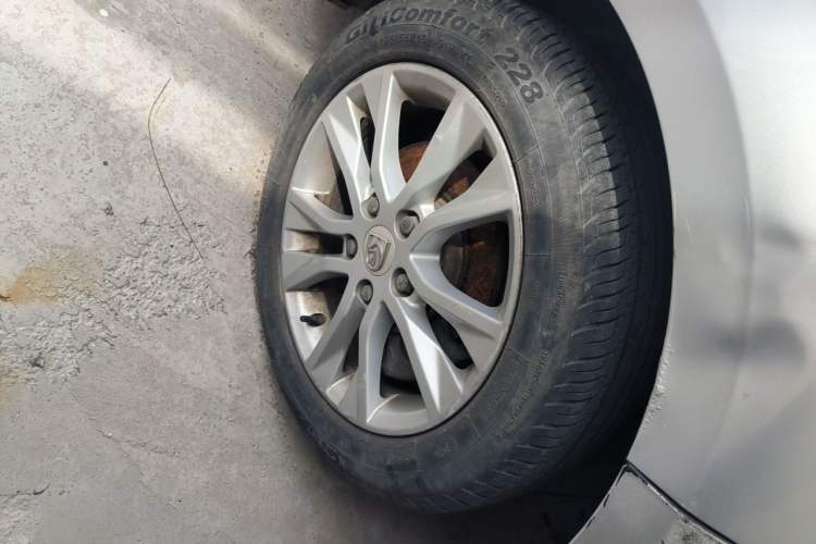 Used Baojun 730 2014 1.5L manual Comfort version 7 seats Right Front Wheel Hub