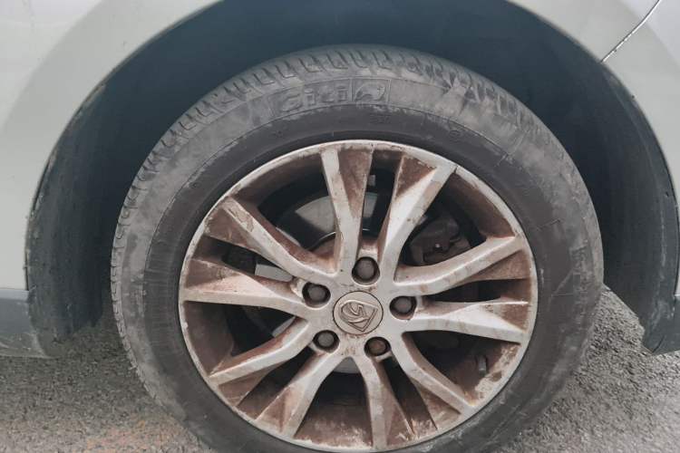 Used Baojun 730 2014 1.5L manual Comfort version 7 seats Right Front Wheel Hub