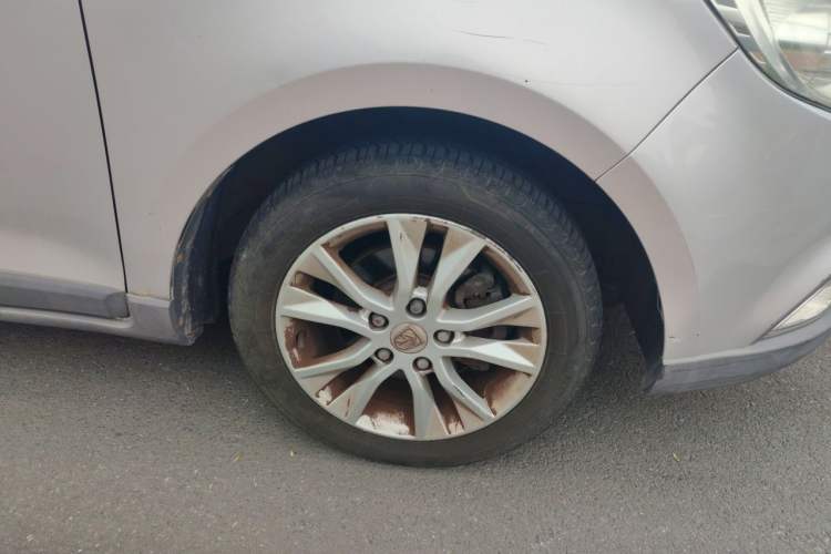 Used Baojun 730 2014 1.5L manual Comfort version 7 seats Right Front Wheel Hub