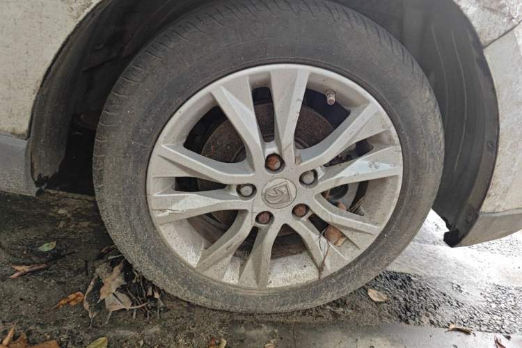 Used Baojun 730 2014 1.5L manual Comfort version 7 seats Right Front Wheel Hub