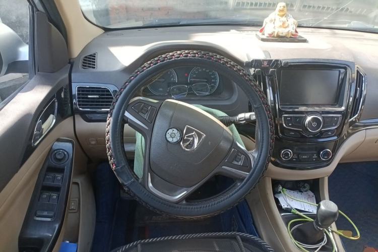 Used Baojun 730 2014 1.5L manual luxury trim 7 seats Steering Wheel