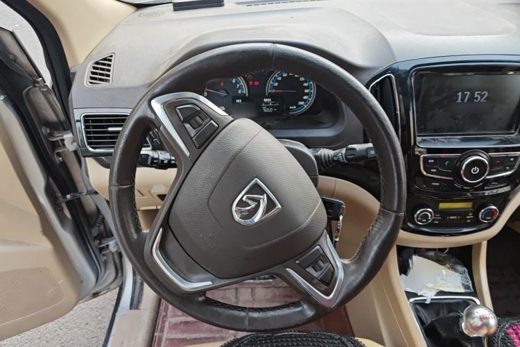 Used Baojun 730 2014 1.5L manual luxury trim 7 seats Steering Wheel