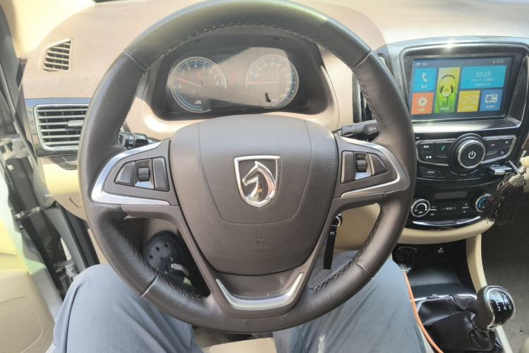 Used Baojun 730 2014 1.5L manual luxury trim 7 seats Steering Wheel