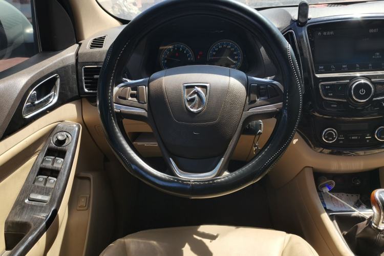 Used Baojun 730 2014 1.5L manual luxury trim 7 seats Steering Wheel