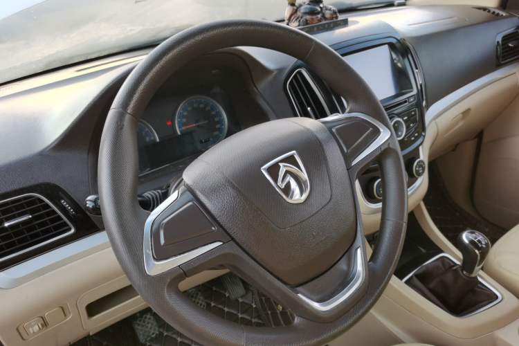 Used Baojun 730 2014 1.5L manual standard trim 7 seats Steering Wheel