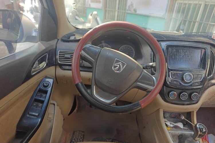 Used Baojun 730 2014 1.5L manual Comfort version 7 seats Steering Wheel