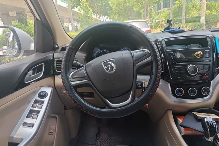 Used Baojun 730 2014 1.5L manual standard trim 7 seats Steering Wheel