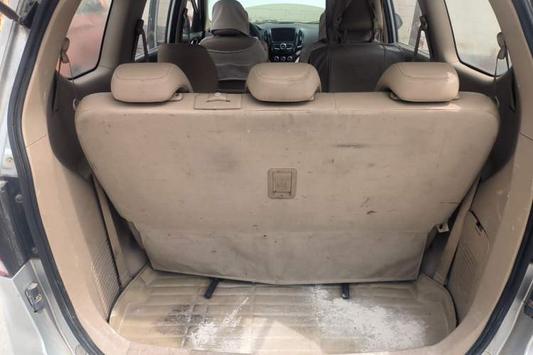 Used Baojun 730 2014 1.5L manual Comfort version 7 seats Trunk