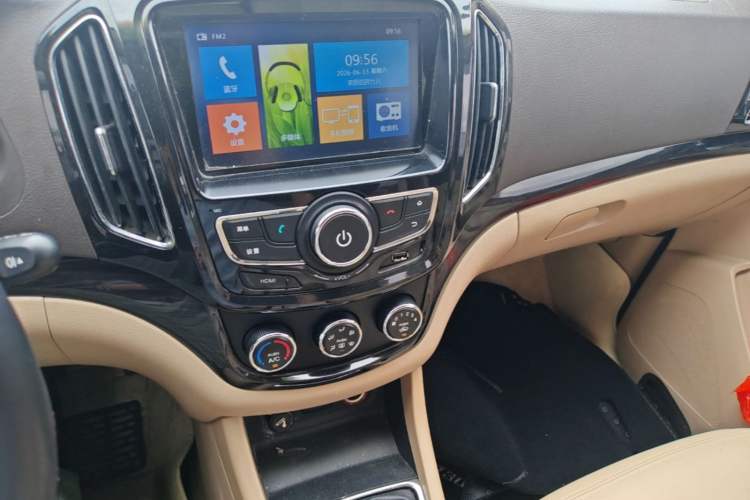 Used Baojun 730 2014 1.5L manual Comfort ESP version 7 seats Audio And AC Panel