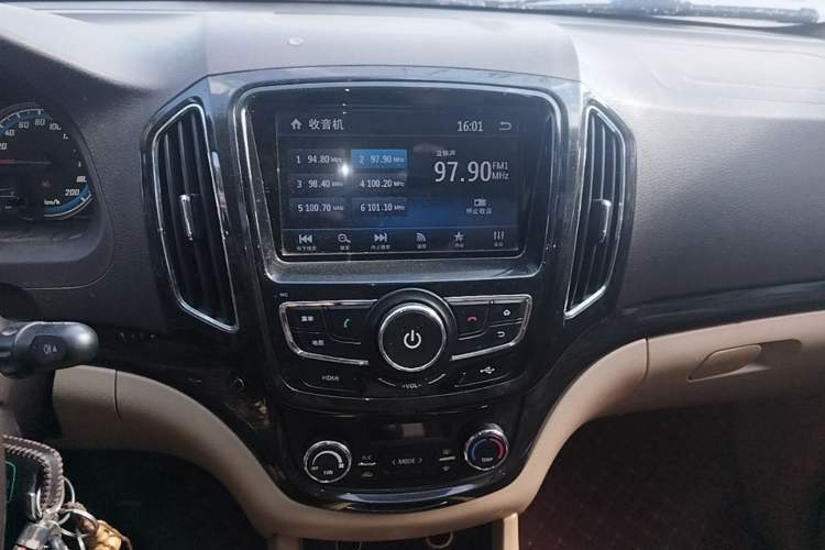 Used Baojun 730 2014 1.5L Manual Luxury Navigation ESP Version 7 Seats Audio And AC Panel