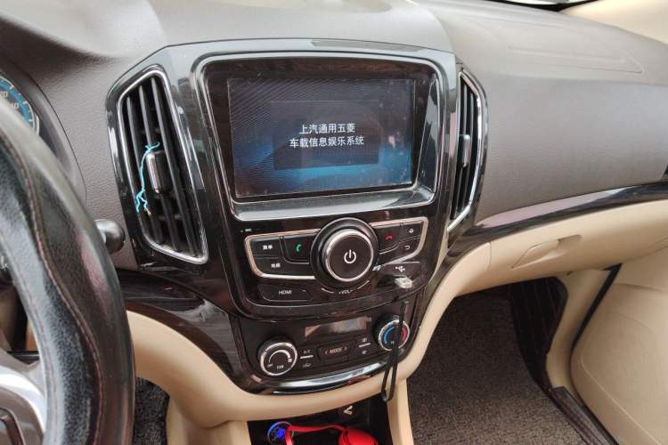 Used Baojun 730 2014 1.5L Manual Luxury Navigation ESP Version 7 Seats Audio And AC Panel
