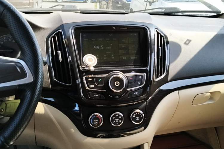 Used Baojun 730 2014 1.5L manual Comfort ESP version 7 seats Audio And AC Panel