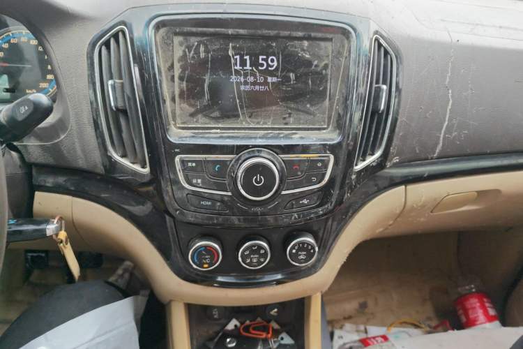 Used Baojun 730 2014 1.5L manual Comfort version 7 seats Audio And AC Panel