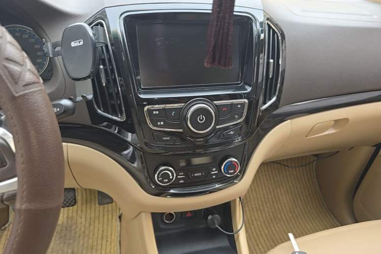 Used Baojun 730 2014 1.5L manual luxury trim 7 seats Audio And AC Panel