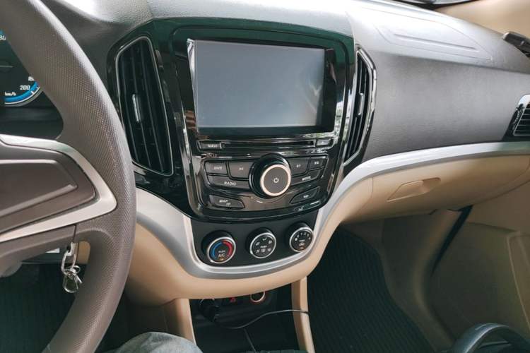 Used Baojun 730 2014 1.5L manual standard trim 7 seats Audio And AC Panel