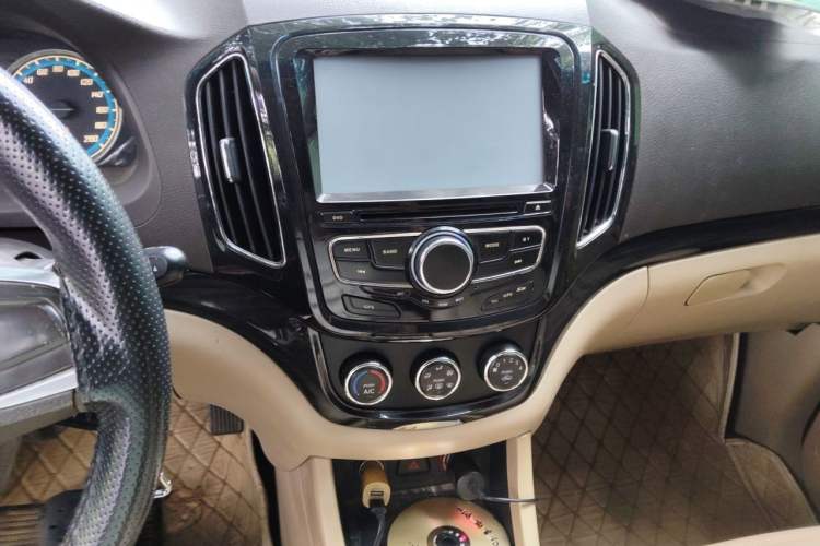 Used Baojun 730 2014 1.5L manual Comfort version 7 seats Audio And AC Panel