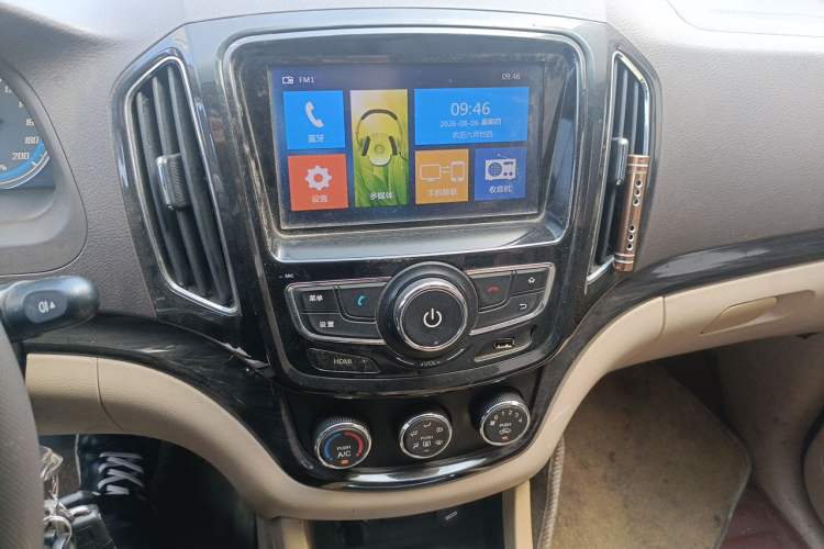 Used Baojun 730 2014 1.5L manual Comfort ESP version 7 seats Audio And AC Panel