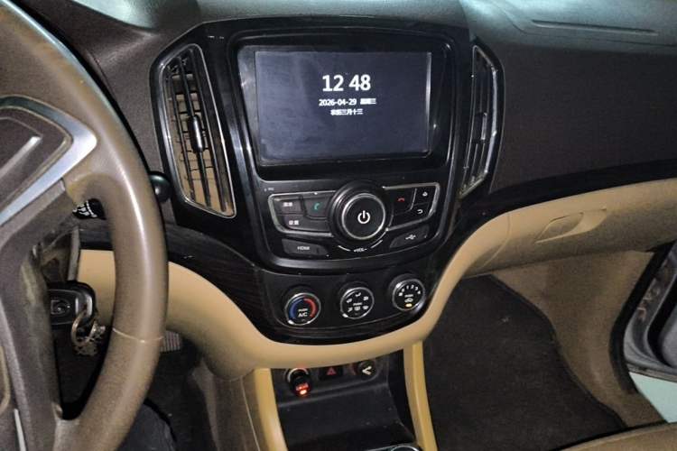 Used Baojun 730 2014 1.5L manual Comfort ESP version 7 seats Audio And AC Panel