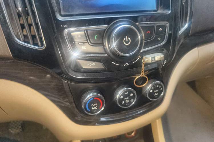 Used Baojun 730 2014 1.5L manual Comfort version 7 seats Audio And AC Panel