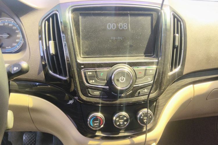 Used Baojun 730 2014 1.5L manual Comfort version 7 seats Audio And AC Panel
