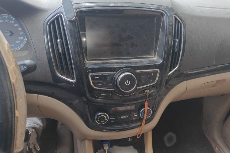 Used Baojun 730 2014 1.5L manual luxury trim 7 seats Audio And AC Panel