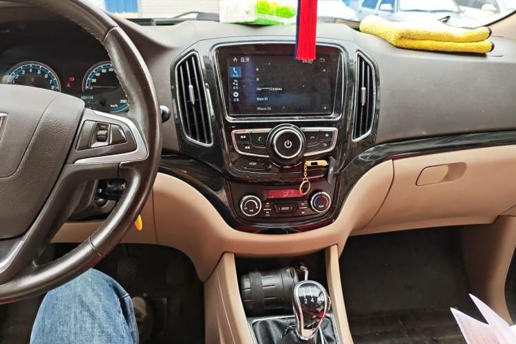 Used Baojun 730 2014 1.5L manual luxury trim 7 seats Audio And AC Panel