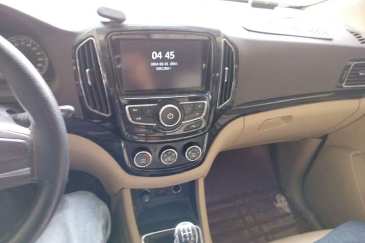 Used Baojun 730 2014 1.5L manual Comfort version 7 seats Audio And AC Panel
