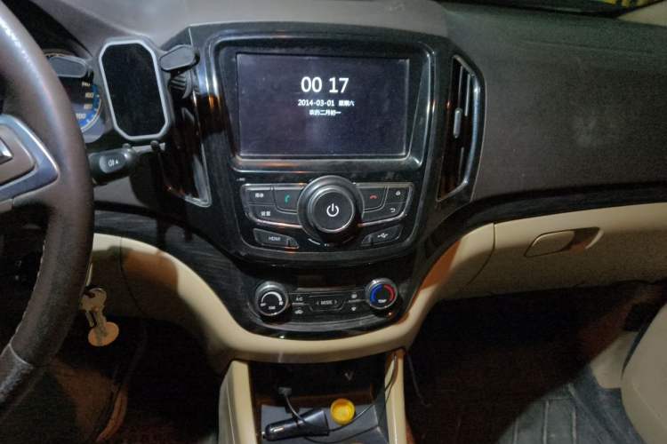 Used Baojun 730 2014 1.5L manual luxury trim 7 seats Audio And AC Panel